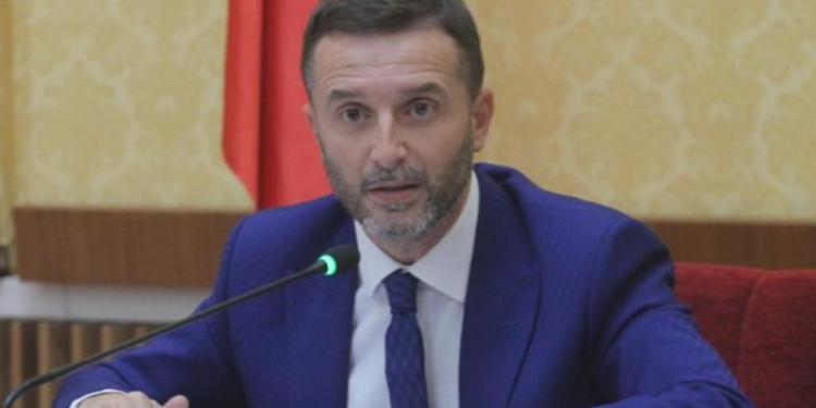 “Nuk bëmë rrugë që të coptoheni!  Dy djem po luftojnë për jetën”: Erion Braçe publikon pamjet e rënda dhe lëshon paralajmërimin e fortë