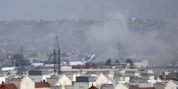 Shpërthim i fortë në aeroportin e Kabulit: Retë e zeza të tymit mbulojnë ndërtesat