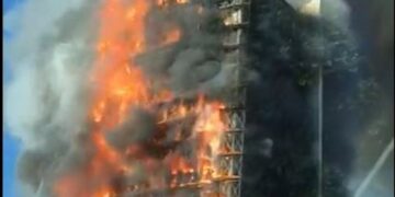 Përfshihet nga flakët një “rrokaqiell” në Milano, pamjet dramatike (Video)