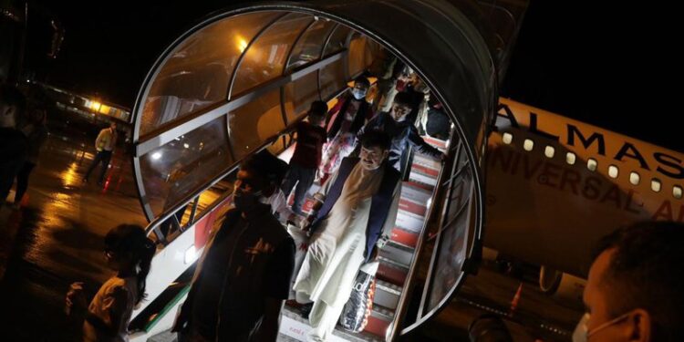 182 shtetas të tjerë afganë mbërrijnë në vend, shkon në 457 numri i personave të ardhur deri më tani, mes tyre edhe fëmijë