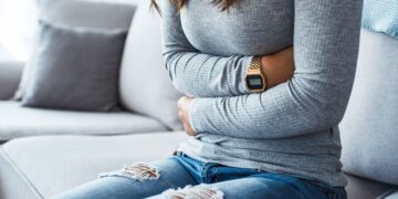 6 mënyra si të qetësoni dhimbjet e stomakut në kushte shtëpie