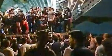 Kaos brenda dyerve të aeroportit në Kabul