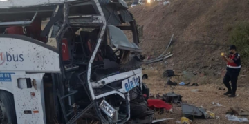 TRAGJEDI / Autobusi turk humb kontrollin dhe del nga rruga, 15 të vdekur dhe 17 të plagosur