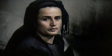 Bijë e Delvinës, aktorja Hajrie Rondo ‘rikthehet’ në vendlindjen e saj në bronz