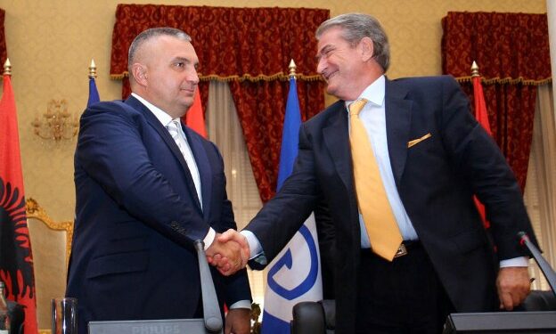 Frrok Çupi: Meta-Berisha kanë nisur të mbledhin paratë për t’u arratisur si presidenti afgan, lusin që SHBA të shuhet brenda ditës dhe të rikthehen si talebanët