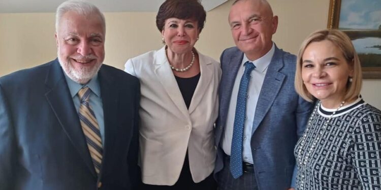 Librat e shenjtë në duart e buta të çiftit presidencial