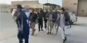 VIDEO/ “S’ka dorëzim”! Rikthehen forcat kundër talebanëve: Udhëheq “luani i luginës Panjshir” Ahmad Massoud