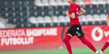 Historia e pabesueshme e Arbiona Bajraktarit, vajza që i dedikoi jetën e dytë futbollit!