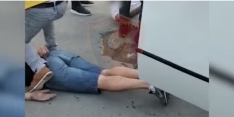 Artan Hoxha ngre pikëpyetje për arrestimin në Durrës: Mitrolozin dhe pistoletat i kanë “vegla” pune, po 2 laptopët për çfarë u janë dashur?