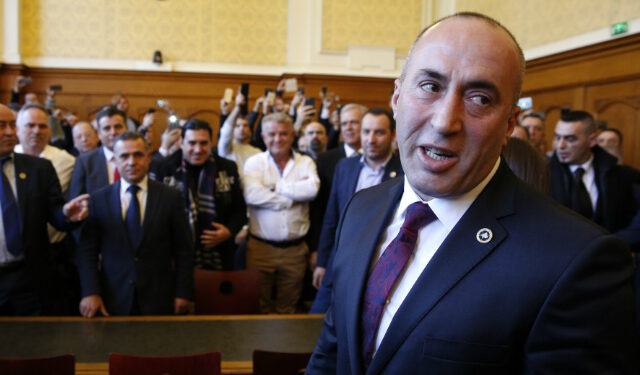 Ky “Luli” i Kosovës ruan “arat” nga vëlla Edi, se mos i’a merr dhe i’u fal “Arat” malazezëve dhe Mitrovicën serbëve… pas Urës së Ibrit