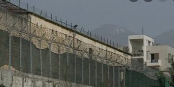 Tenton të arratiset nga paraburgimi Arbër Çekaj!  Drejtoria e Burgjeve sqaron ngjarjen: Nga tentativa për prerjen e damarëve, tek goditja e policit! Ja çfarë ndodhi tek 313-ta dhe pasojat mbi “aveturierët”