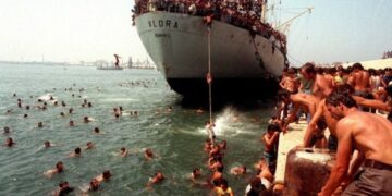 Fotoreporteri italian që përjetësoi pamjet e anijes Vlora që shokuan botën! Luca Turi: Ai “lumë” njerëzish ndryshoi botën, sot jam shqiptar!