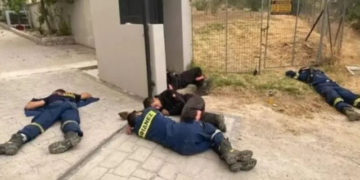 Greqi/ Fotoja që po bën xhiron e rrjetit: Zjarrfikësit vullnetarë flenë në tokë pas shumë orëve në luftë me zjarrin