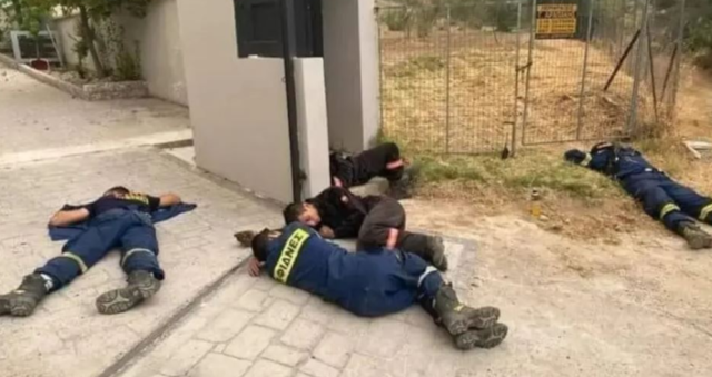 Greqi/ Fotoja që po bën xhiron e rrjetit: Zjarrfikësit vullnetarë flenë në tokë pas shumë orëve në luftë me zjarrin
