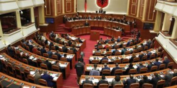 Deputetët që fjetën në hotele me paratë publike, pagesa deri në 1.5 mijë USD në muaj! 20 të tjerë morën para edhe për pasaportat diplomatike