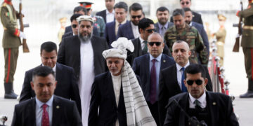 Talebanët në Kabul, Presidenti afgan largohet nga vendi