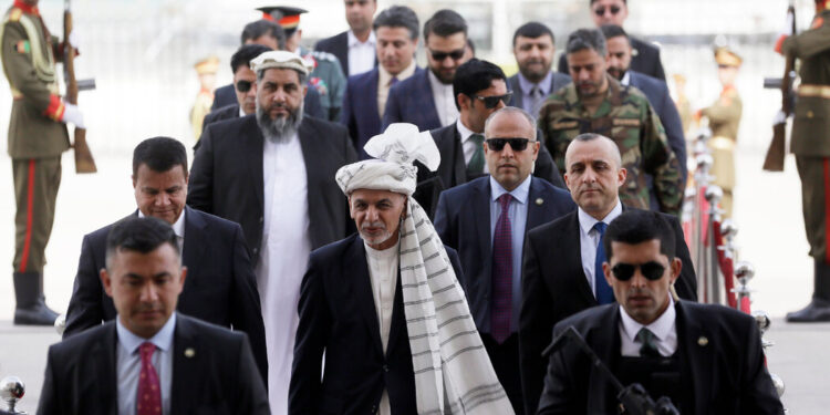 Talebanët në Kabul, Presidenti afgan largohet nga vendi