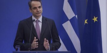 Gjendja e zjarreve në Greqi kritike, Mitsotakis: Po vijnë erëra të forta, na pret një natë e vështirë
