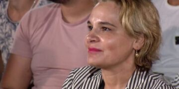 Pasi qau në Jalë, Vasili nxjerr në ankand kartopecetën me të cilën i fshiu lotët Monikës