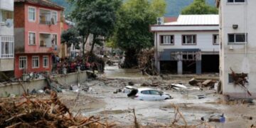 Rëndohet bilanci i viktimave nga përmbytjet në rajonin e Detit të Zi në Turqi
