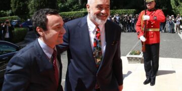 Pse Kosova e Albin Kurtit po i largohet çdo ditë Shqipërisë dhe po i afrohet Serbisë?