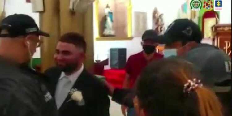 VIDEO/ “A do ta marrësh këtë burrë…”, bosi i drogës arrestohet në dasmën e tij