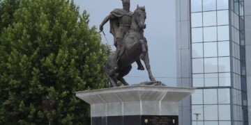 Kronika e shëmtuar e urrejtjes për Shqipërinë prej “kosovocentristëve”