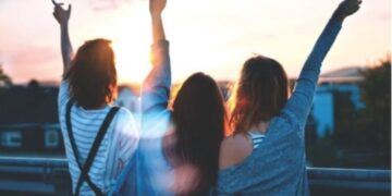 7 truke për të jetuar më gjatë: Nga pirja e alkoolit, te rrjetet sociale dhe optimizmi