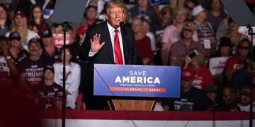 Donald Trump u rekomandon që të bëjnë vaksinën, ndjekësit e vërshëllejnë