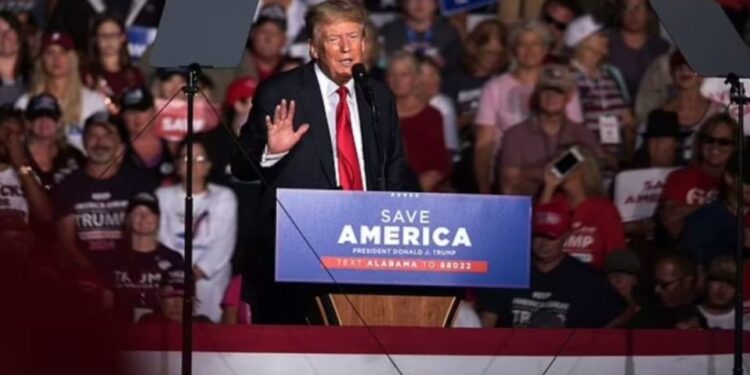 Donald Trump u rekomandon që të bëjnë vaksinën, ndjekësit e vërshëllejnë