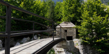 “Nga lavdia bizantine e Beratit, te kafenetë e mbushura të Korçës”, revista britanike shkrim për qytetet shqiptare