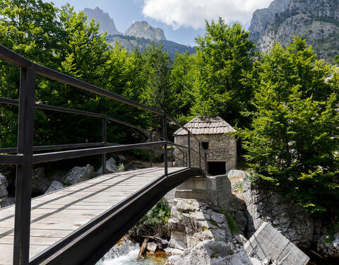 “Nga lavdia bizantine e Beratit, te kafenetë e mbushura të Korçës”, revista britanike shkrim për qytetet shqiptare