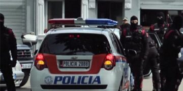 Po lëvizte me “Audi Q7” në Lezhë, pronari shtanget! Përballet me të papriturën në mes të rrugës: Gjashtë persona me kallashnikov i rrethojnë makinën