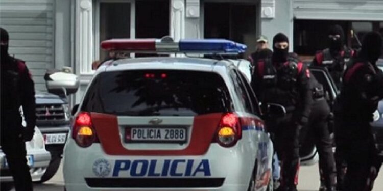 Po lëvizte me “Audi Q7” në Lezhë, pronari shtanget! Përballet me të papriturën në mes të rrugës: Gjashtë persona me kallashnikov i rrethojnë makinën