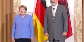 Merkel në Tiranë, ‘VOA’: Po tregon mbështetjen për integrimin e Ballkanit Perëndimor në BE si dhe për…
