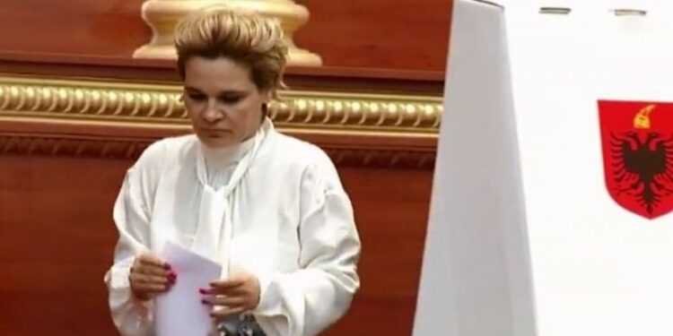 LSI drejt aleancës me partinë e Tom Doshit për të krijuar grup parlamentar, pas votave pro Lindita Nikollës nisin marrëveshjet e fshehta