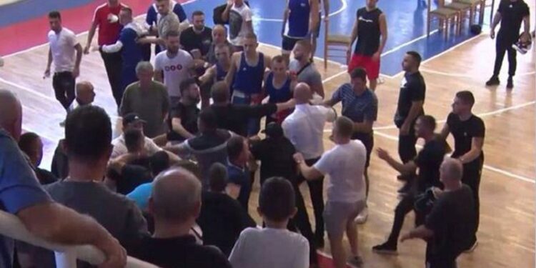 Plas keq sherri në Shkodër, degjeneron në grushte jashtë ringut finalja e boksit