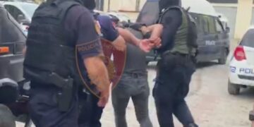 Arrestohet hajduti në Tiranë, kundërshton me forcë efektivët: Unë jam polic