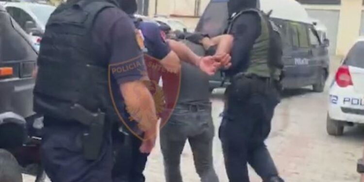 Arrestohet hajduti në Tiranë, kundërshton me forcë efektivët: Unë jam polic