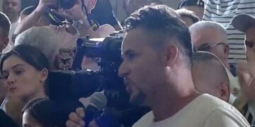 Qeshni pak!  Albini dërgon ushtarë në mitingun e Berishës në Fier: “Kena ardhe me na mbrojt ti prej serbve se Luli është mashtrues e Rama tradhëtarë”!
