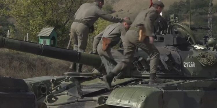 Tensionohet keq situata: Serbia bën veprimin e menjëhershëm, rreshton ushtrinë në kufirin me Kosovën: Presim urdhrin e Vuçiç!