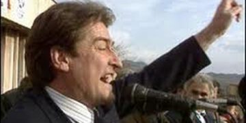 Mitingu i Sali Berishës në Lushnje shndërrohet në zonë lufte! Artan Hoxha nxjerr videon e frikshme: Një pjesë e militantëve që e shoqëruan sot në takim nuk mbanin kallashnikov në dorë por…
