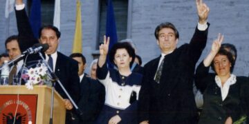 “Pashko dhe Hajdari e kërcënuan se do ta hidhnin nga avioni”! Frrok Çupi nxjerr prapaskenat ‘bombë’ dhe plas paralajmërimin e frikshëm për Berishën: Kjo është dosja që ka Basha në dorë!