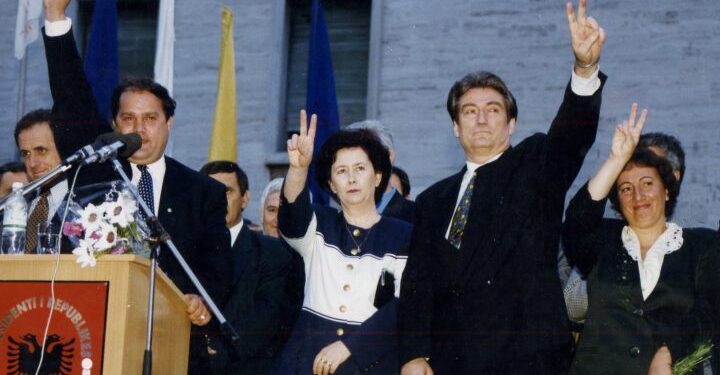 “Pashko dhe Hajdari e kërcënuan se do ta hidhnin nga avioni”! Frrok Çupi nxjerr prapaskenat ‘bombë’ dhe plas paralajmërimin e frikshëm për Berishën: Kjo është dosja që ka Basha në dorë!