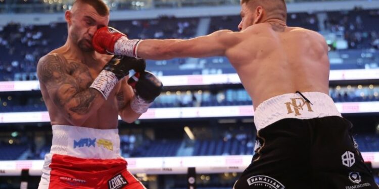 VIDEO/ “Mbreti” shqiptar, Florian Marku shpallet kampion bote në boks