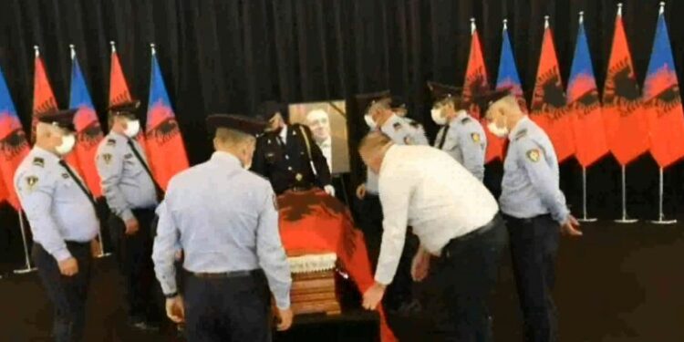 “S’ka fjalë të më ngushëllojë, nuk kam motiv të jetoj”! Fjalët rrënqethëse të babait të Saimir Hoxhës: Vëllai i vetëm mes tre motrave kishte dy djem të vegjël