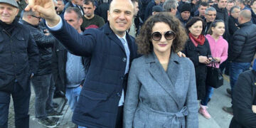 Abi i del në mbrojtje vjehrrit Berisha: Burri më i ndershëm në këtë vend, po e shtyjnë të bëhet legjendë