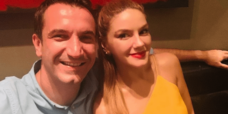 FOTO/ Ajola Xoxe çmend rrjetin, publikon foto pa të brendshme në ashensor dhe fustanin 1500 dollarë