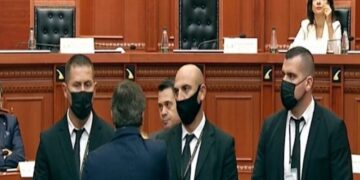 Enkelejd Alibeaj i bllokon foltoren Ahmetajt: O djema s’ka nevojë për grushte