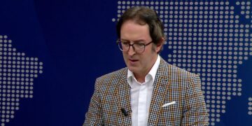 Deputeti i PD zhgënjehet nga Parlamenti: Ç’desha që erdha këtu? Jeni banale, Albin Kurti ikonë, politikani më i pakorruptuar në Ballkan